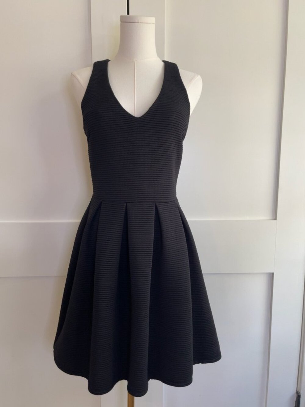 Topshop Black Ribbed V-Neck Fit & Flare Pleated Mini Skater Dress Size 6